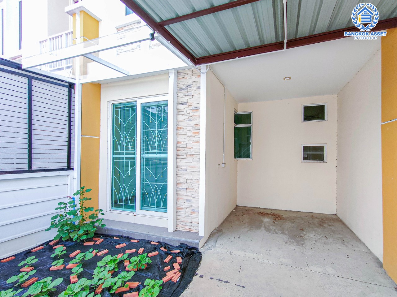 ทาวน์เฮ้าส์มือสองย่านนนทบุรี ม.โกลเด้นทาวน์ ชัยพฤกษ์-วงแหวน บนเนื้อที่ 16.5 ตร.ว. ฟังก์ชัน 2 ห้องนอน 2 ห้องน้ำ 1 ที่จอดรถ ต่อเติมหลังคาโรงรถพร้อม ทำเลเชื่อมต่อถ.บางกรวย-ไทรน้อย, ถ.กาญจนาภิเษก, ถ.ชัยพฤกษ์ ใกล้เซ็นทรัลเวสต์เกต